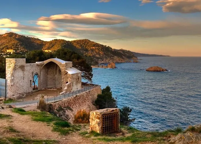 Lets Holidays In The Old Town Tossa * Tossa de Mar